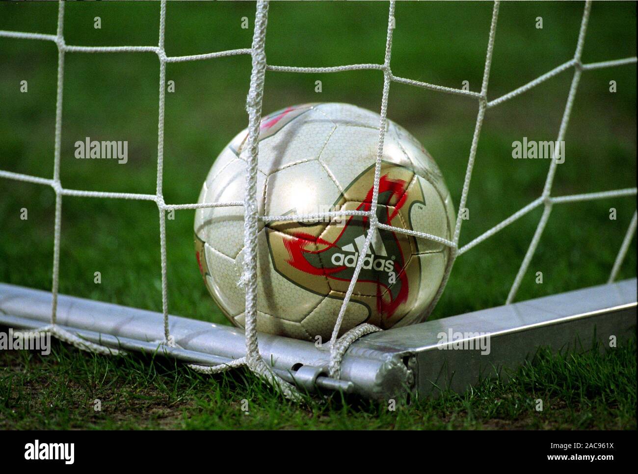 The Fevernova Adidas Ball Banque d'image et photos - Alamy