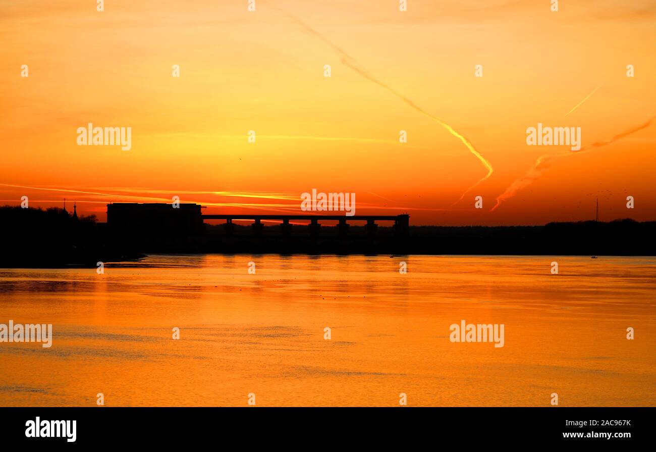 Coucher du soleil sur la rivière dans la ville russe dans la soirée d'automne Banque D'Images