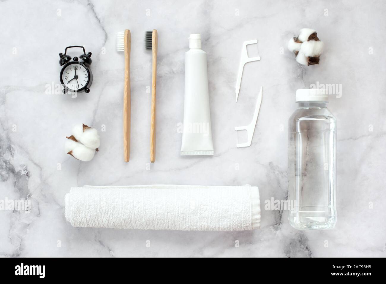 Ensemble de l'éco-friendly de brosses à dents, du dentifrice et d'autres outils sur en arrière-plan. Soins dentaires et de concept. Haut de la vue, télévision lay. Banque D'Images