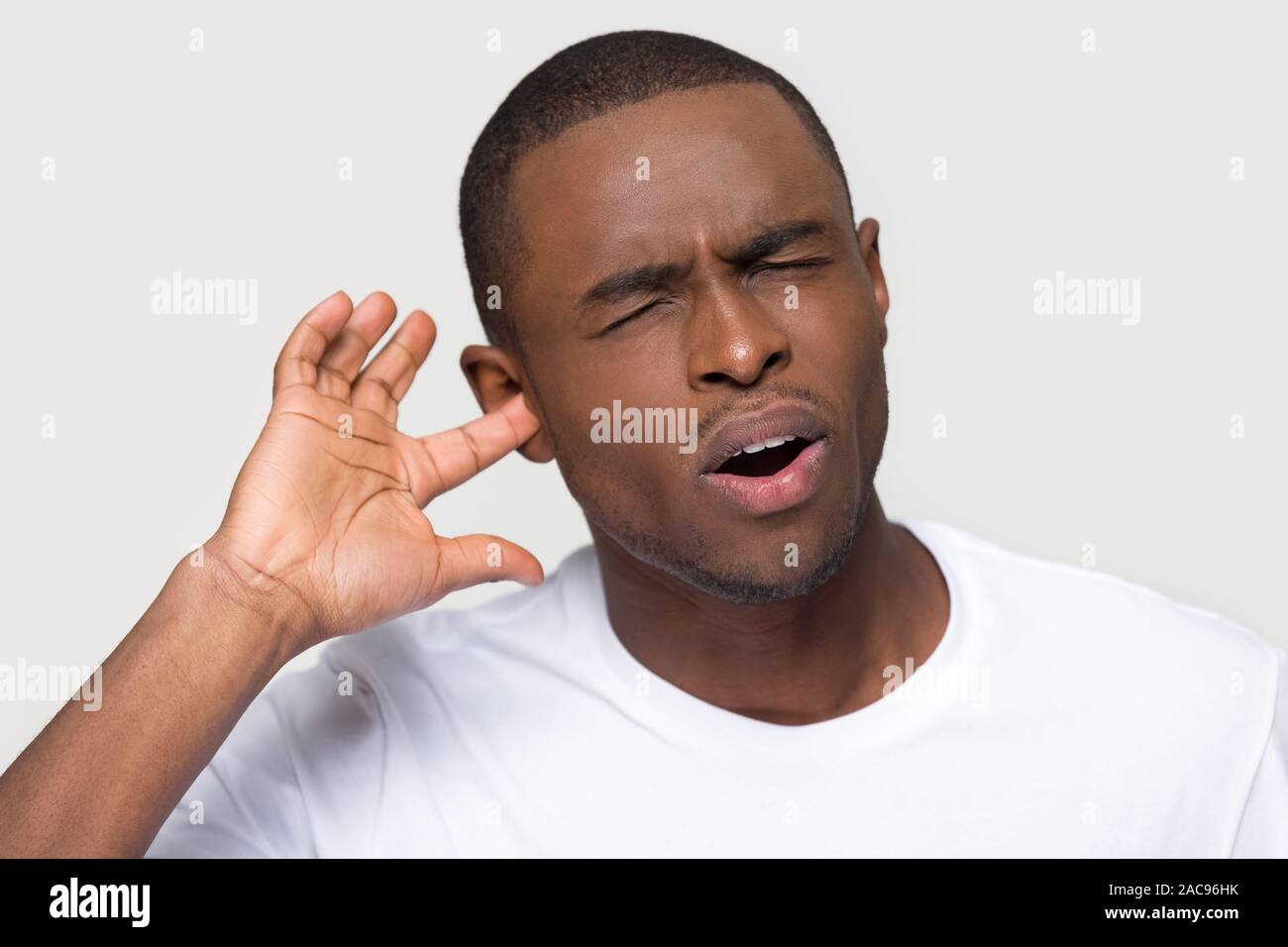 Malheureux African American man plug doigt dans l'oreille, la sensation de  douleur Photo Stock - Alamy