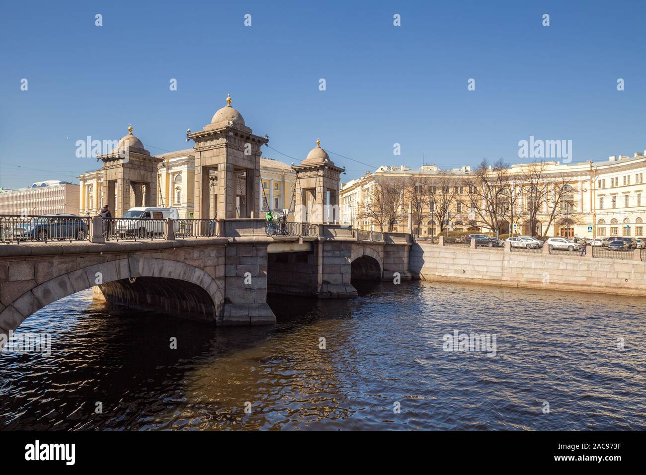 ST. PETERSBURG, RUSSIE - 18 avril 2019 : M. Lomonossov pont sur la Fontanka, avec des gens et des voitures et des carrés de Lomonosov. Sur place est bâtiment de la mi Banque D'Images
