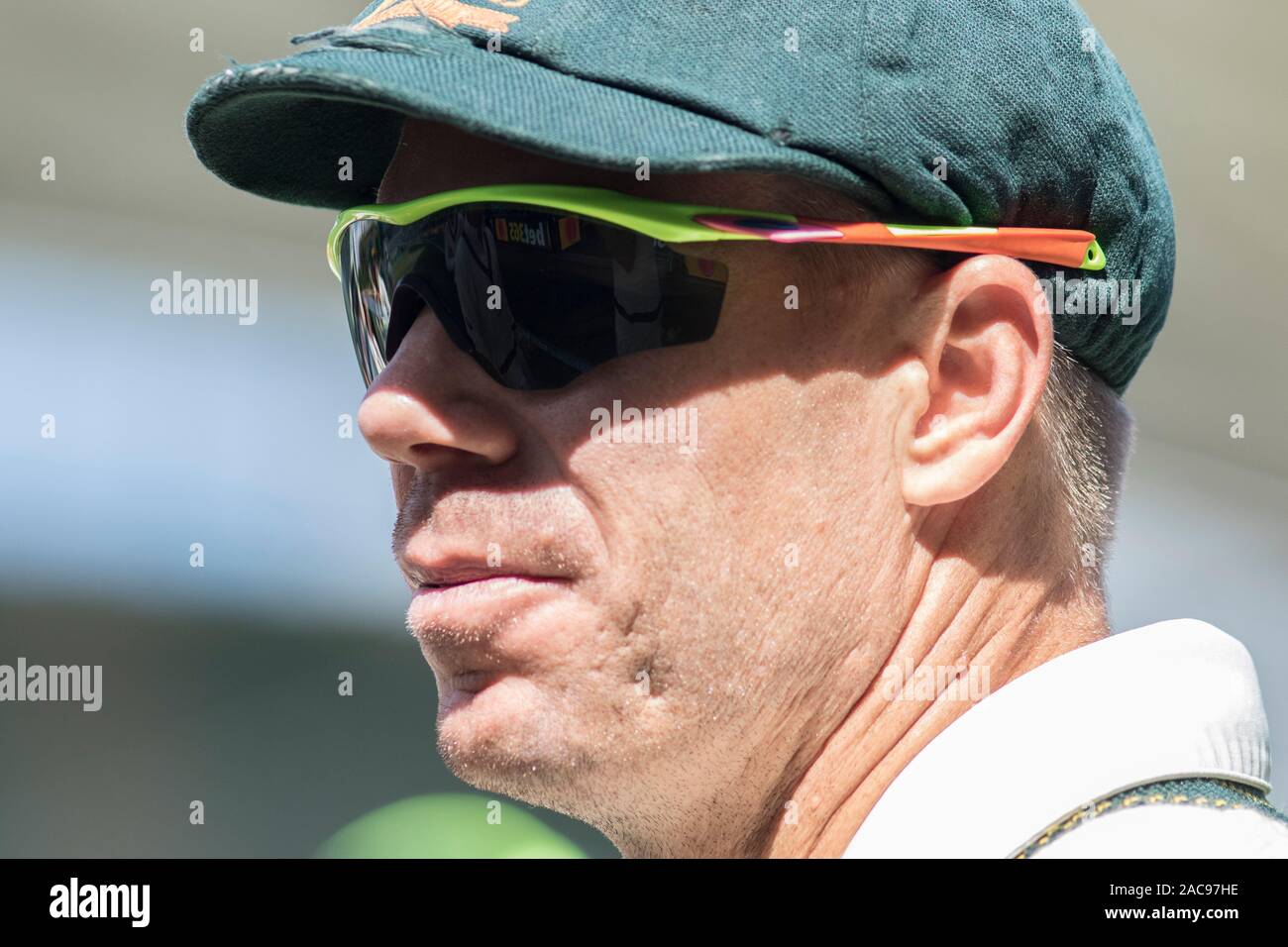 Adelaide, Australie, 2 décembre 2019 . Un gros plan du cricket australien David Warner portant des lunettes de soleil et son baggy vert pendant la deuxième manche au jour 4 de la 2e journée de domaine test de nuit entre l'Australie et le Pakistan à l'Adelaide Oval. L'Australie mène 1-0 dans la série 2 .match Crédit : amer ghazzal/Alamy Live News Banque D'Images