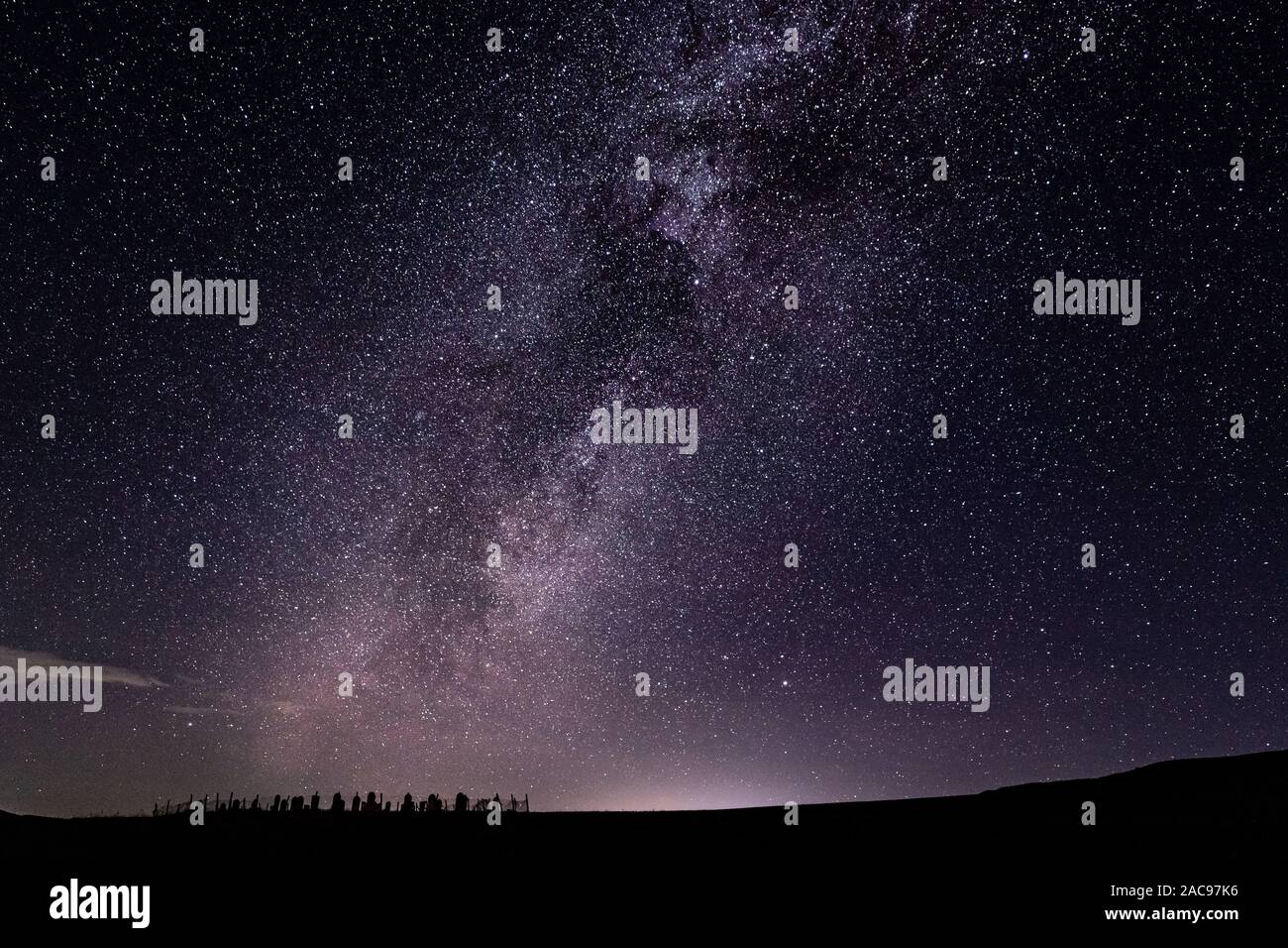 Voie Lactee Dans Le Ciel Etoile Au Dessus De L Ancien Cimetiere Photo Stock Alamy