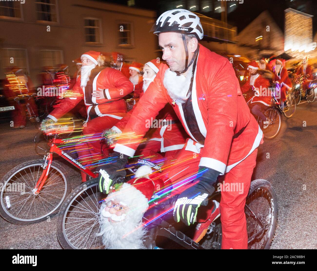 La ville de Cork, Cork, Irlande. 01 Décembre, 2019. Près de 500 personnes habillées en père Noël pour le cycle annuel dans les rues de la ville de Cork pour aider à recueillir des fonds pour l'Hôpital d'Orthopédie National d'Andratx. Crédit : David Creedon/Alamy Live News Banque D'Images