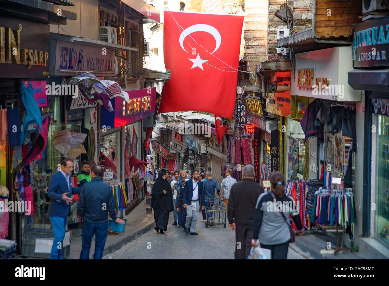 Les gens du shopping dans les marchés locaux autour de Grand bazar à Istanbul, Turquie Banque D'Images