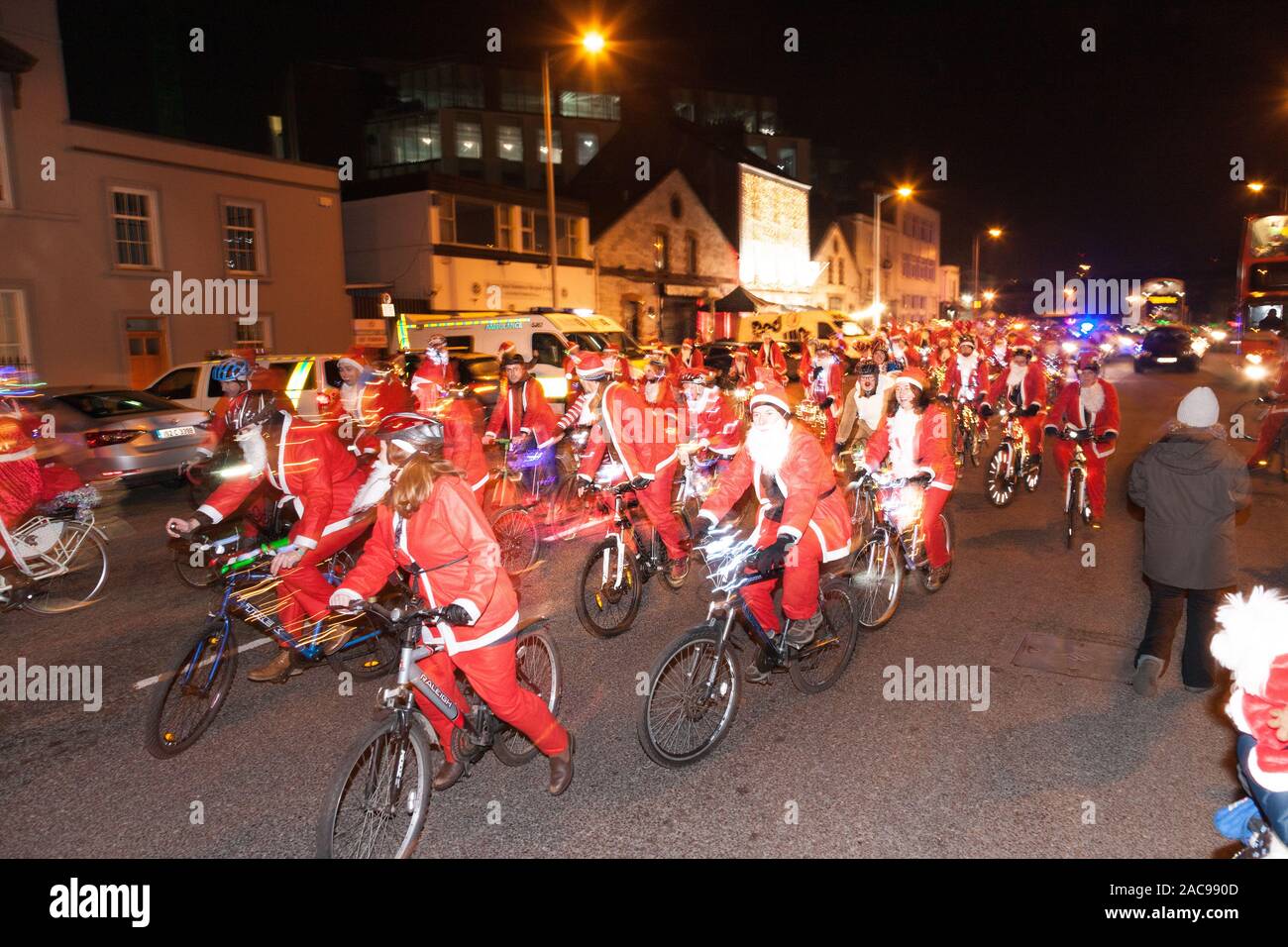 La ville de Cork, Cork, Irlande. 01 Décembre, 2019. Près de 500 personnes habillées en père Noël pour le cycle annuel dans les rues de la ville de Cork pour aider à recueillir des fonds pour l'Hôpital d'Orthopédie National d'Andratx. Crédit : David Creedon/Alamy Live News Banque D'Images