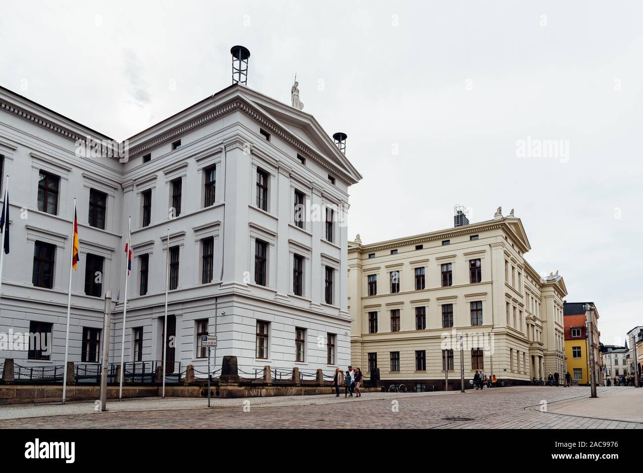 Schwerin, Allemagne - le 2 août 2019 : paysage urbain du centre historique et du lac Burgsee Banque D'Images