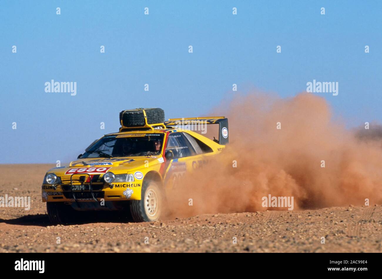 Voiture de Ari Vatanen lors du rallye Paris-Dakar janvier 1987 au... News Photo - Getty Images