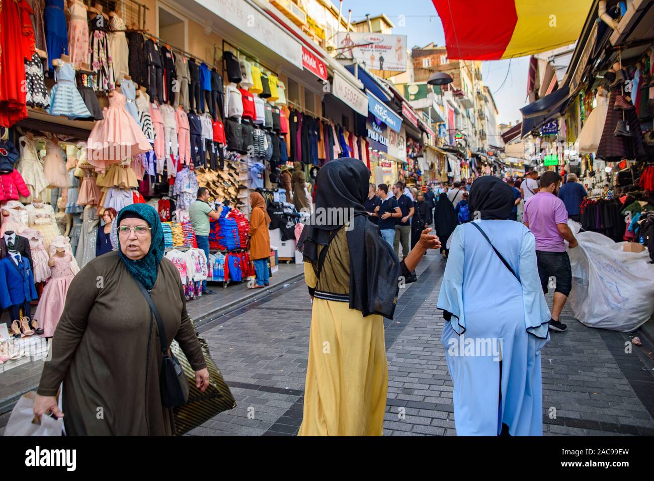 Les gens du shopping dans les marchés locaux autour de Grand bazar à Istanbul, Turquie Banque D'Images