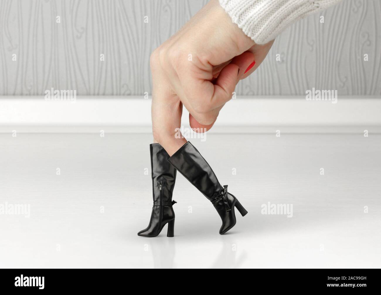 Concept de chaussures. Doigt main habill avec la chaussure Photo