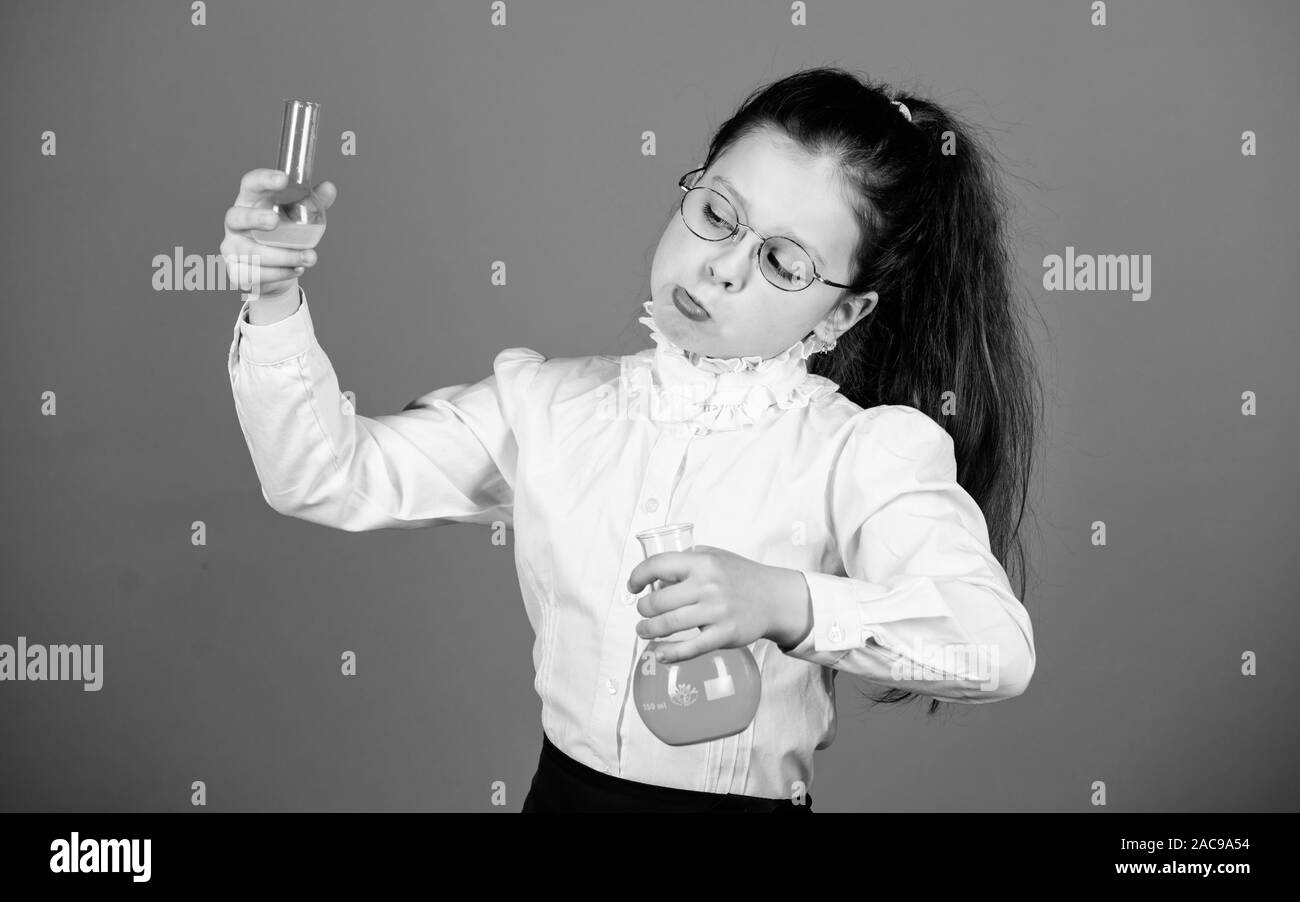 Retour à l'école. bilogy. étude de l'enfant leçon recherche en sciences de laboratoire. Petite fille de l'école. L'éducation et la connaissance. petite fille intelligente avec ballon d'essai. T Banque D'Images