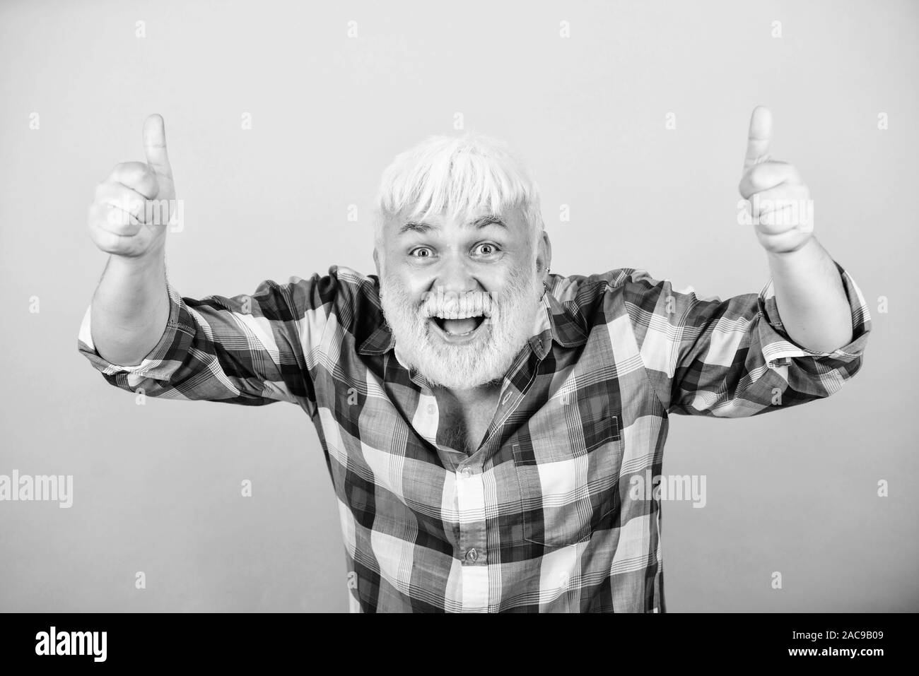 De beaux cheveux en mains professionnelles. homme barbu d'âge mûr en perruque blanche. Concept Hairloss. senior man with gray beard. Grand-père heureux à la retraite. Banque D'Images