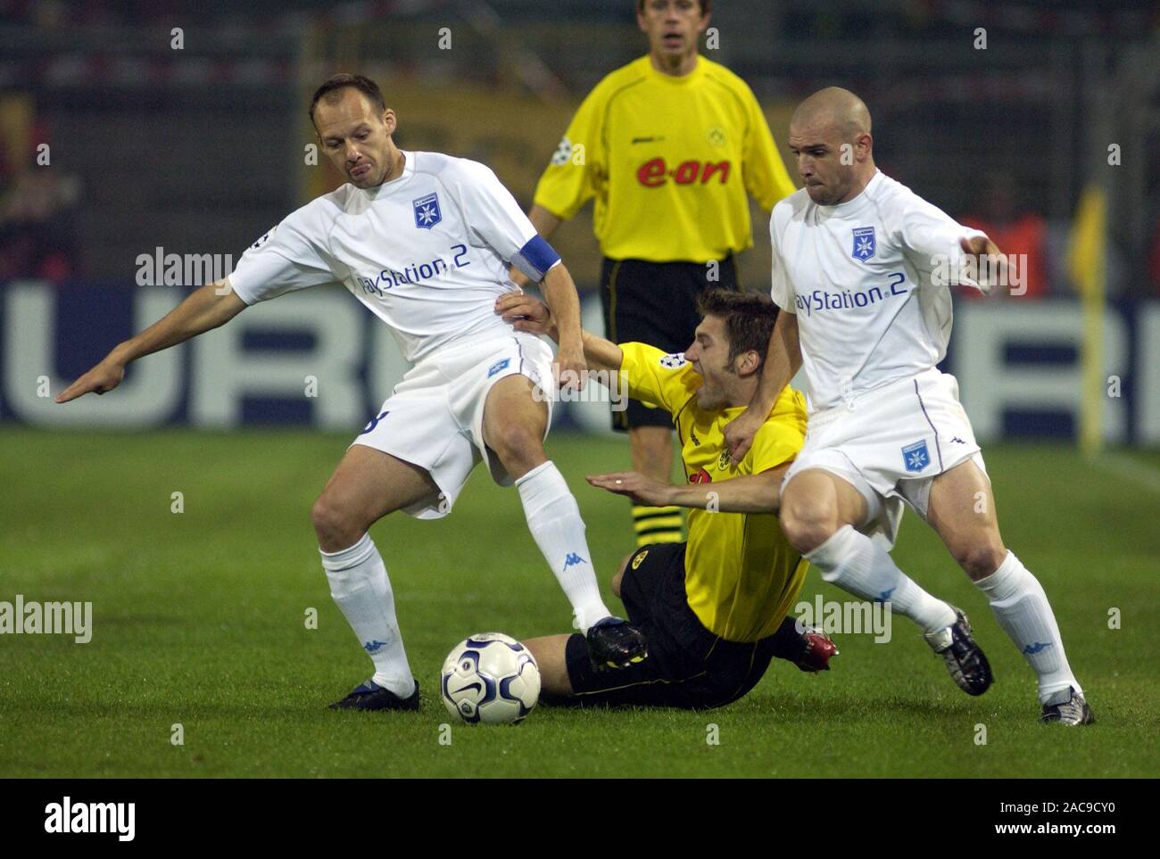 Westfalestadion Dortmund Allemagne 25.9.2002, Football : Ligue des  Champions 2002-2003, saison (Borussia Dortmund BVB, jaune) contre l'AJ  Auxerre (AUX, blanc) 2:1 ; à partir de la gauche : Teemu TAINIO SE BLESSA (