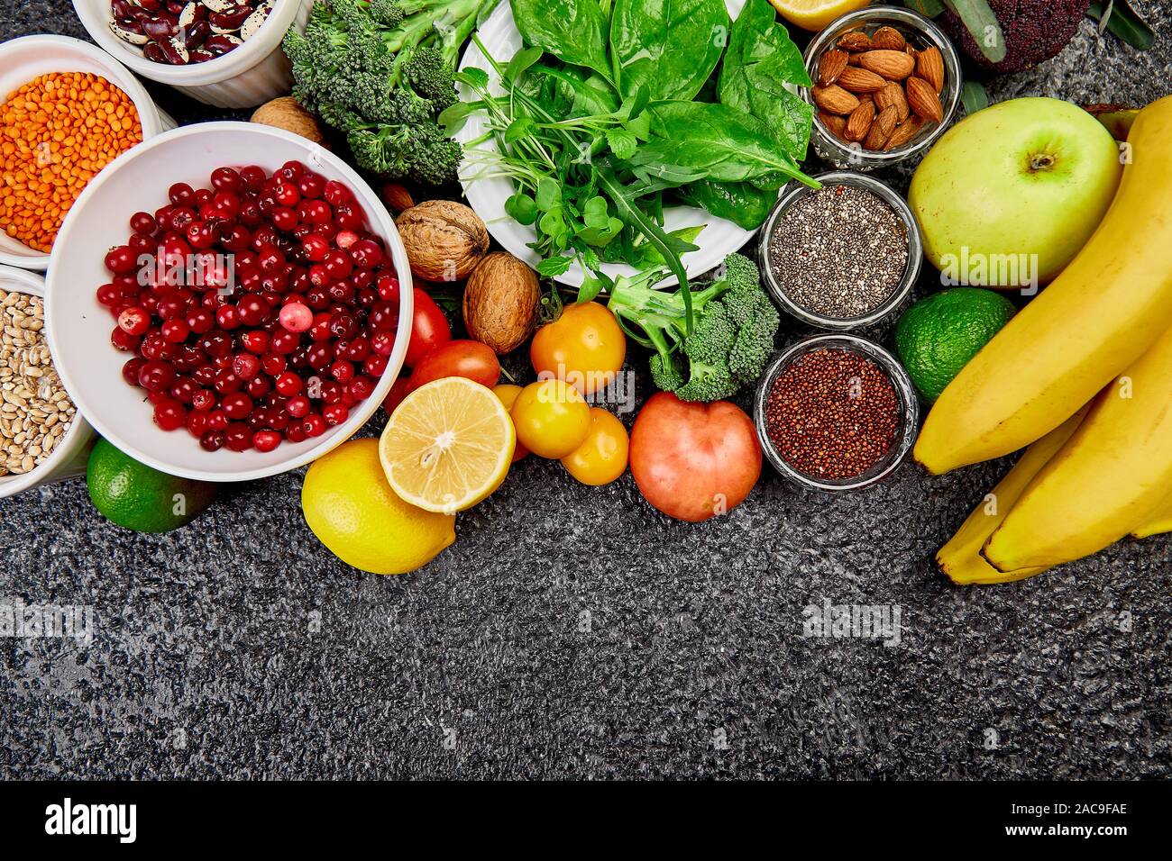 Sélection des meilleurs aliments alcalines élevées. Végétalien, régime alcalin concept. Gratuit pour trext. Vue d'en haut. Banque D'Images