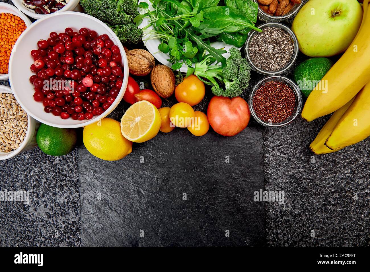 Sélection des meilleurs aliments alcalines élevées. Végétalien, régime alcalin concept. Gratuit pour trext. Vue d'en haut. Banque D'Images