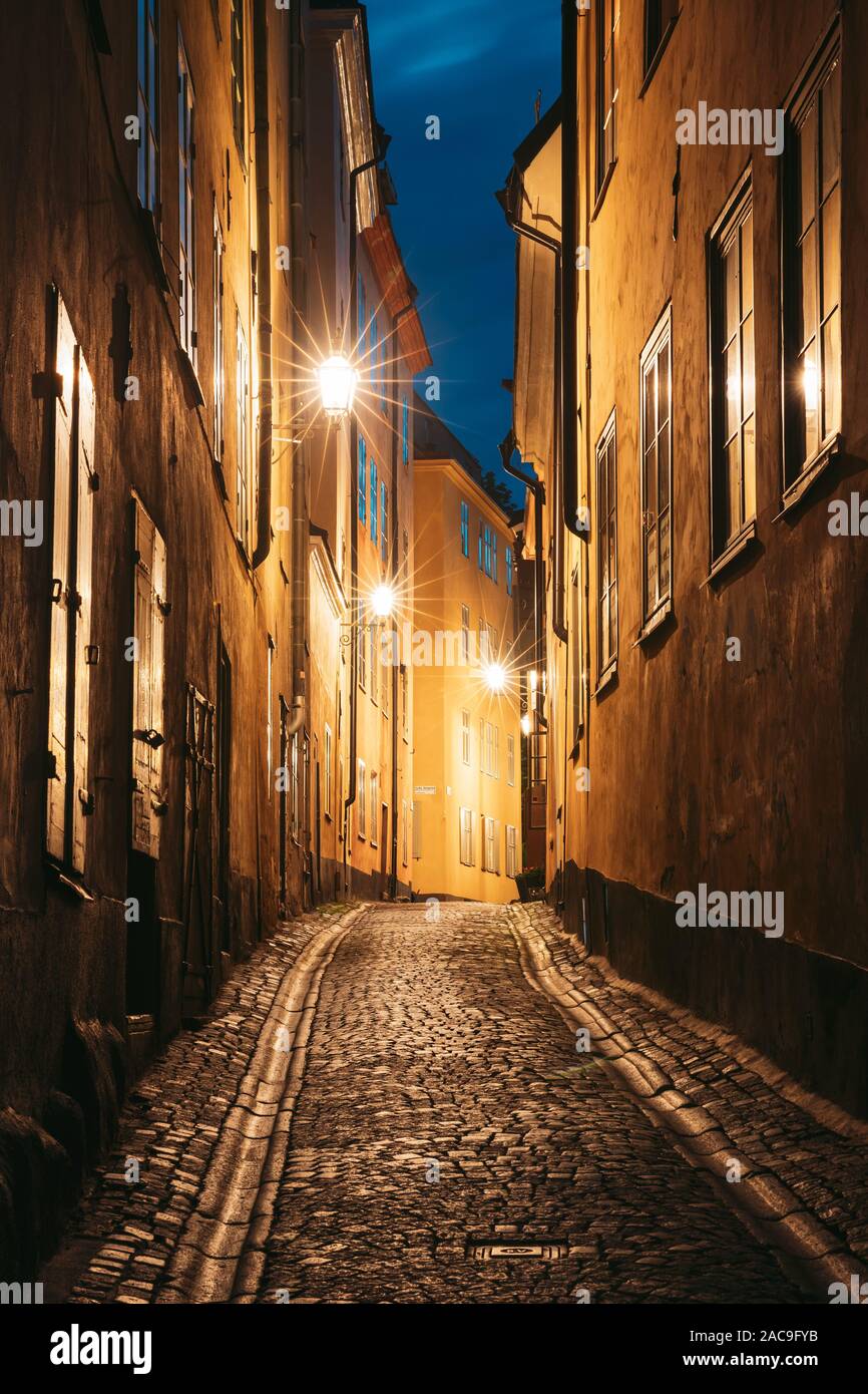 Stockholm, Suède. Vue de nuit sur la rue de Stockholm traditionnels. Quartier résidentiel, rue confortable au centre-ville. Storkyrkobrinken 5 Rue dans quartier historique G Banque D'Images