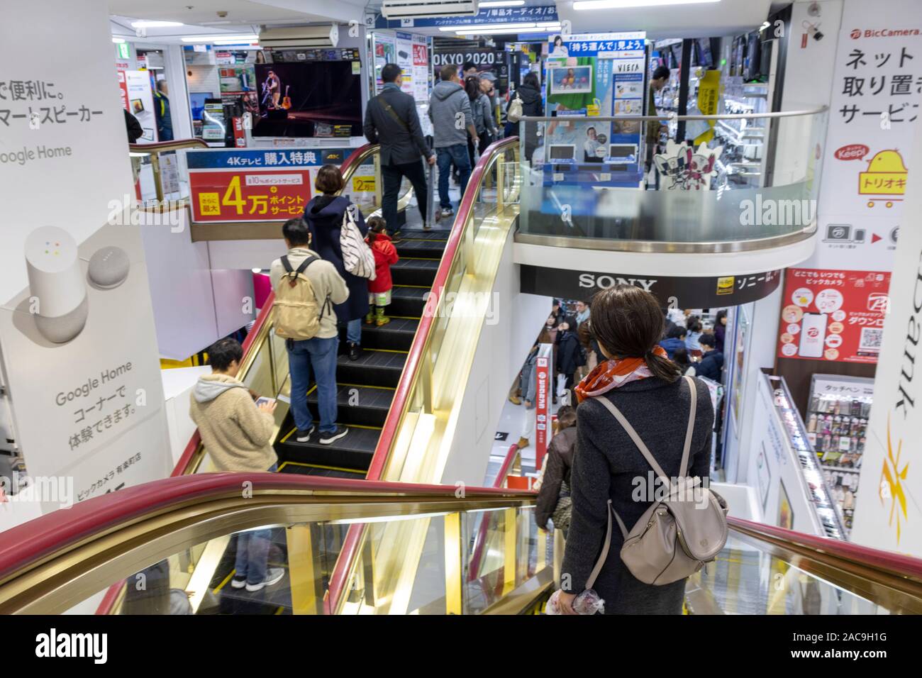 Shoppers on escalators, Bic Camera consumer electronics Store de Ginza, Tokyo, Japon Banque D'Images