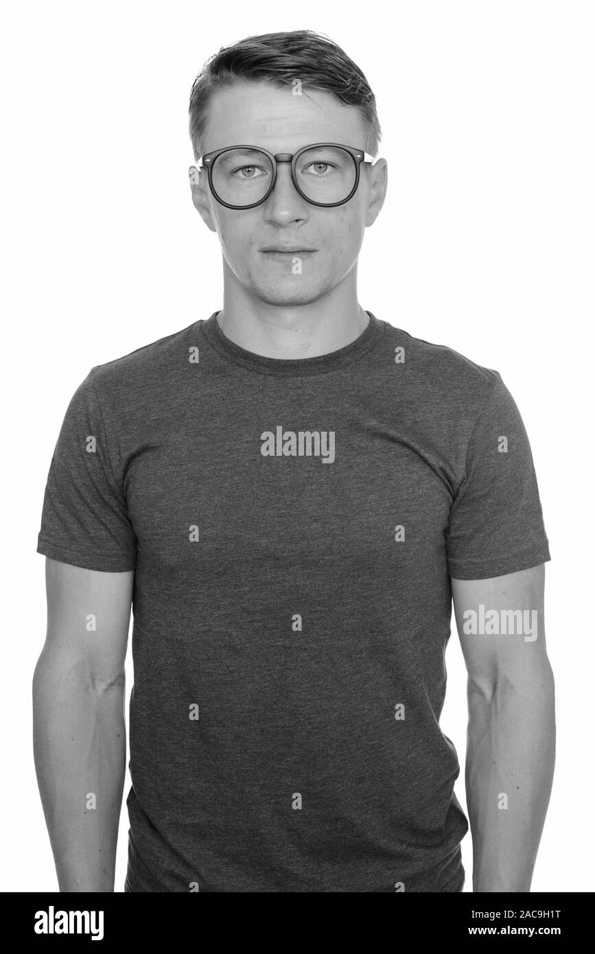 Studio shot of young handsome man with glasses isolés contre fond blanc Banque D'Images