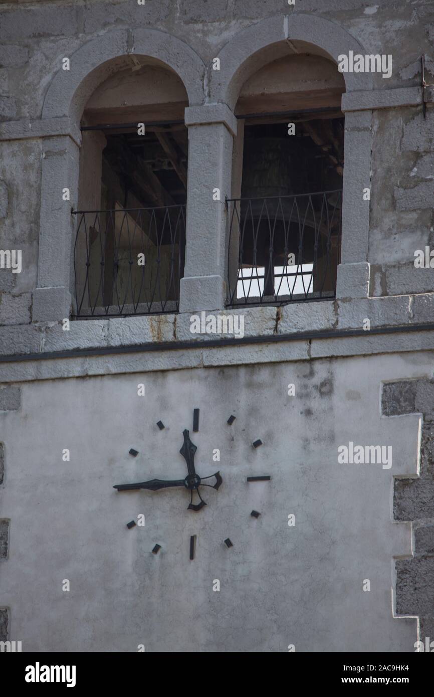 Une partie de l'église clocher avec voûtes en pierre et de l'horloge Banque D'Images