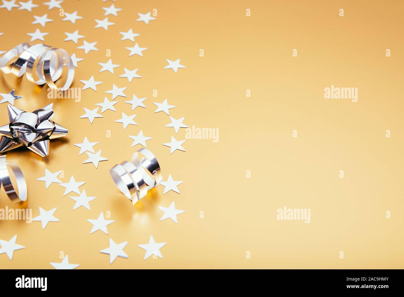 Maison de fond avec peu d'étoiles argentées avec des décorations sur fond doré. Toile de vacances festives. Banque D'Images