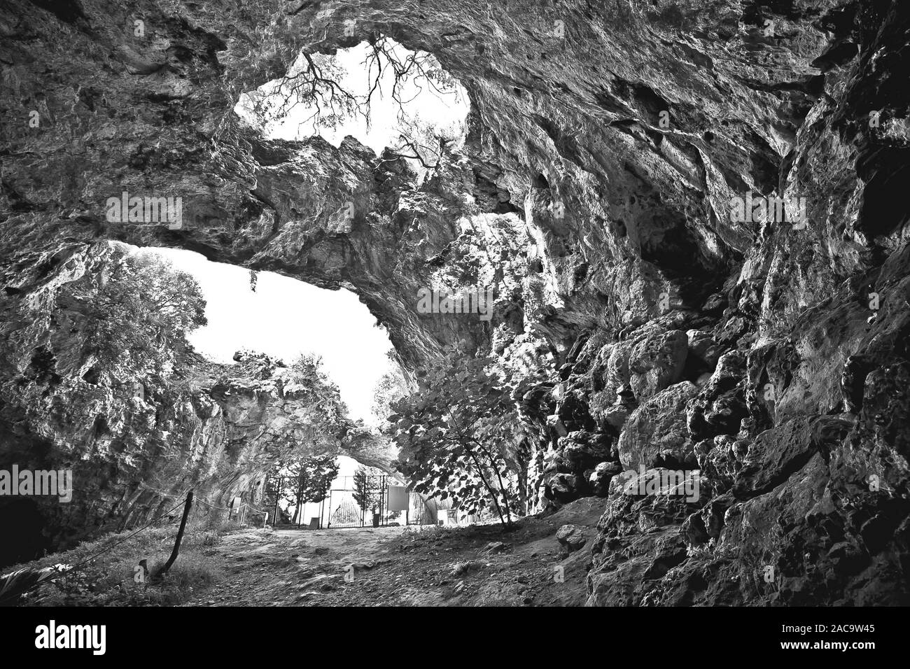 Korcula. Vela spilja)dans la grotte Vela Luka sur l'île de Korcula vue noir et blanc. Un paysage extraordinaire de la Dalmatie, région de la Croatie. Banque D'Images
