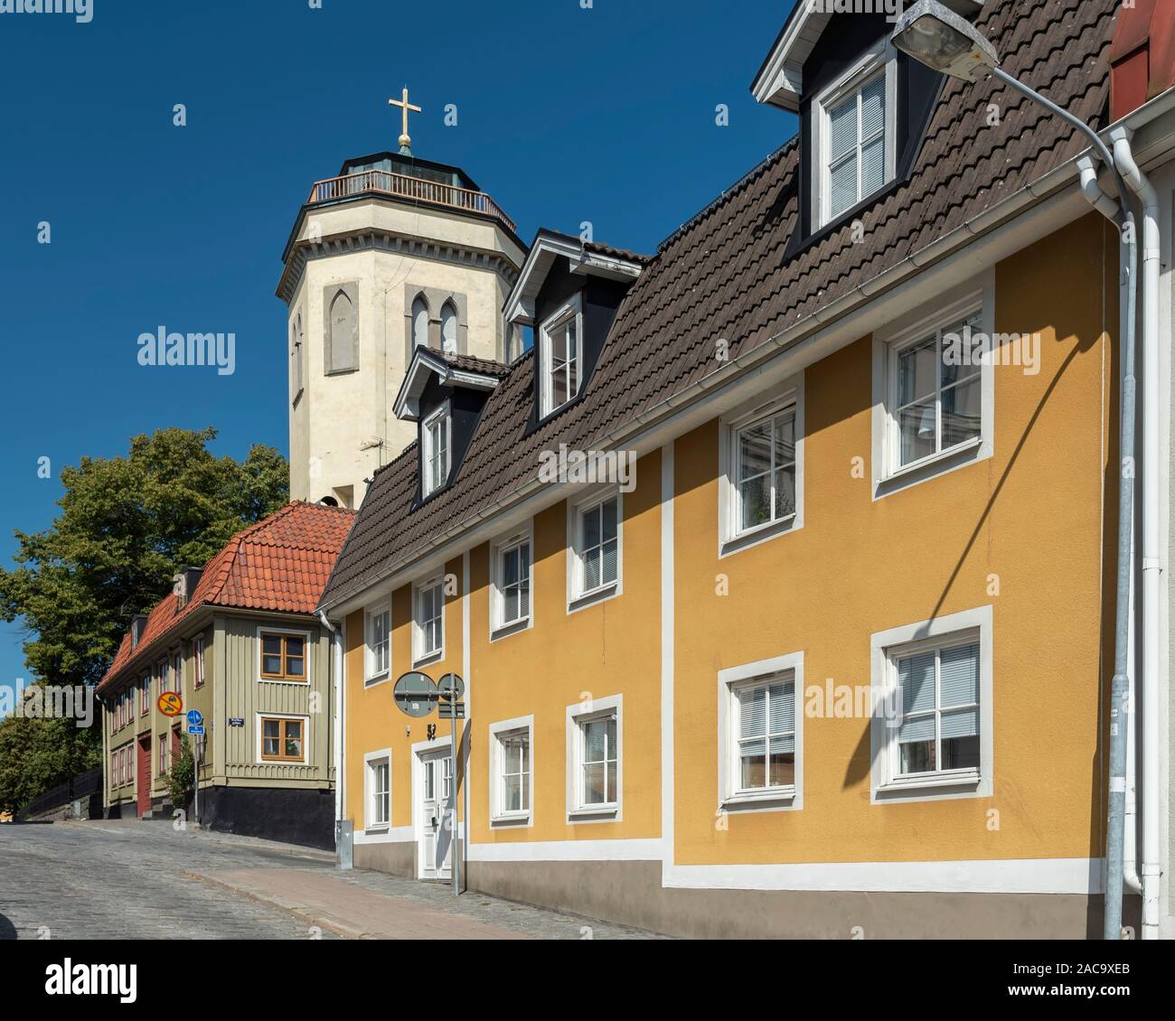 La construction de l'église était trop faible pour supporter le poids de la sonnerie. Pour cette raison, un clocher a été construit au nord-est de l'église i Banque D'Images