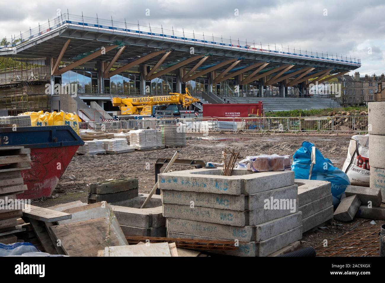 Le stand en construction durant les travaux de réaménagement de l'Edinburgh Academicals Rugby Club terrain à Stockbridge, Édimbourg, Écosse, Royaume-Uni. Banque D'Images