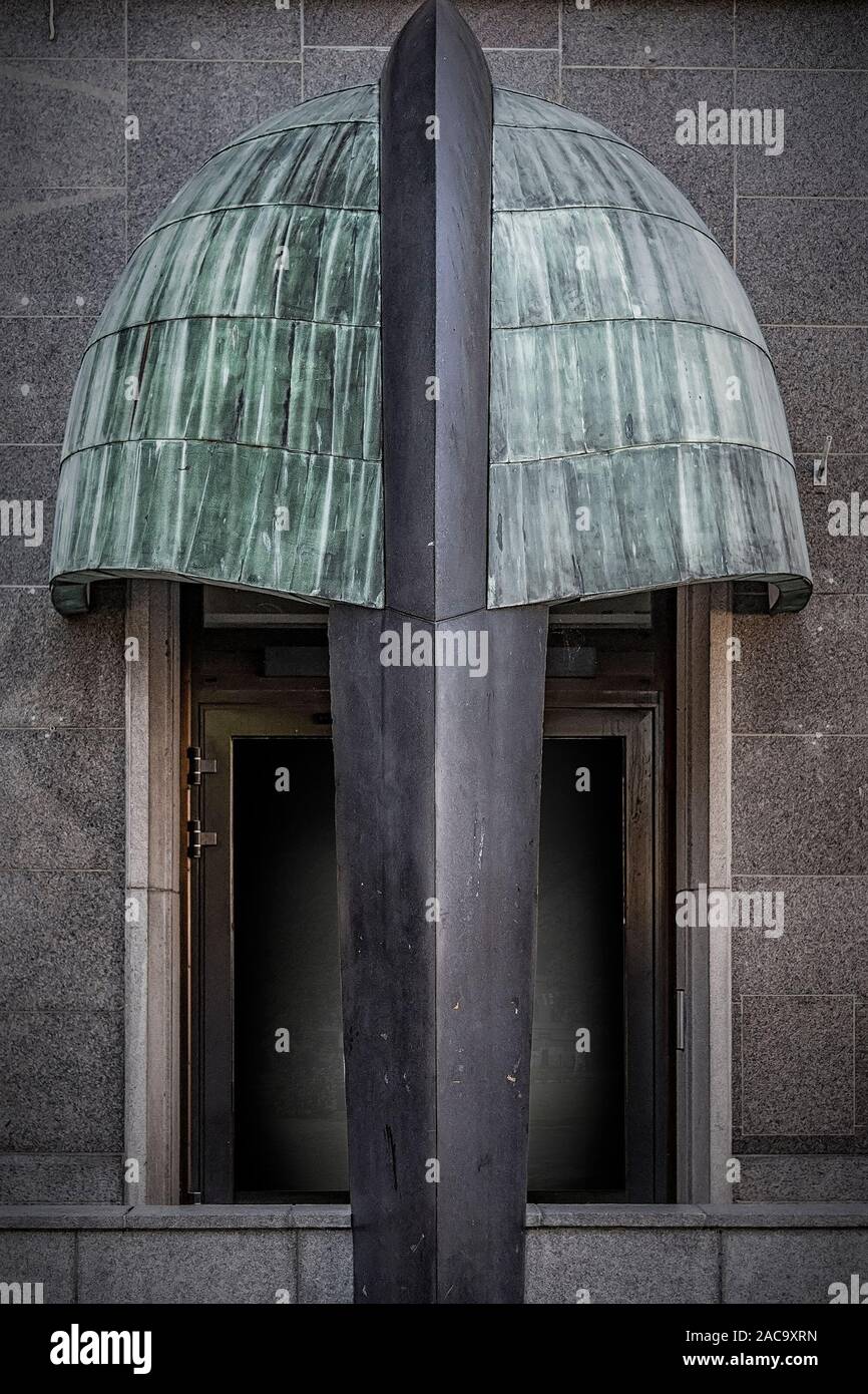 Une fenêtre bank Douarnenez, la Suède qui ressemble à un bateau à l'archet ou casque. Banque D'Images