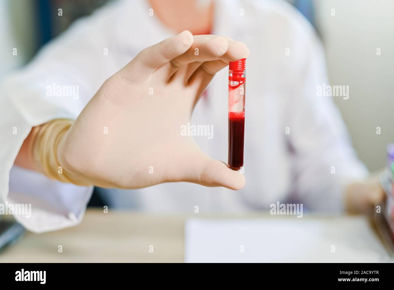 Médecin main tenant le tube de sang pour sang, sang de l'équipement médical test tube in laboratory Banque D'Images