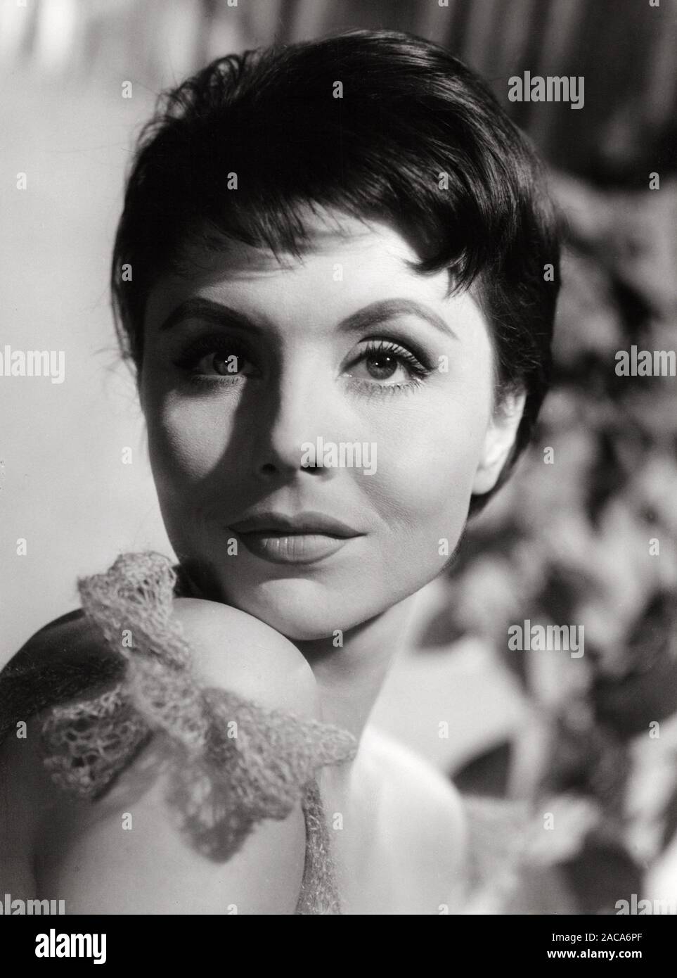 Sonja Ziemann, deutsche Schauspielerin, Sängerin und Tänzerin, im Spielfilm 'Ich war ein Mädchen" häßliches, Deutschland 1955. L'actrice allemande, chanteuse et danseuse Sonja Ziemann dans le film 'Ich war ein Maedchen haessliches', Allemagne 1955. Banque D'Images