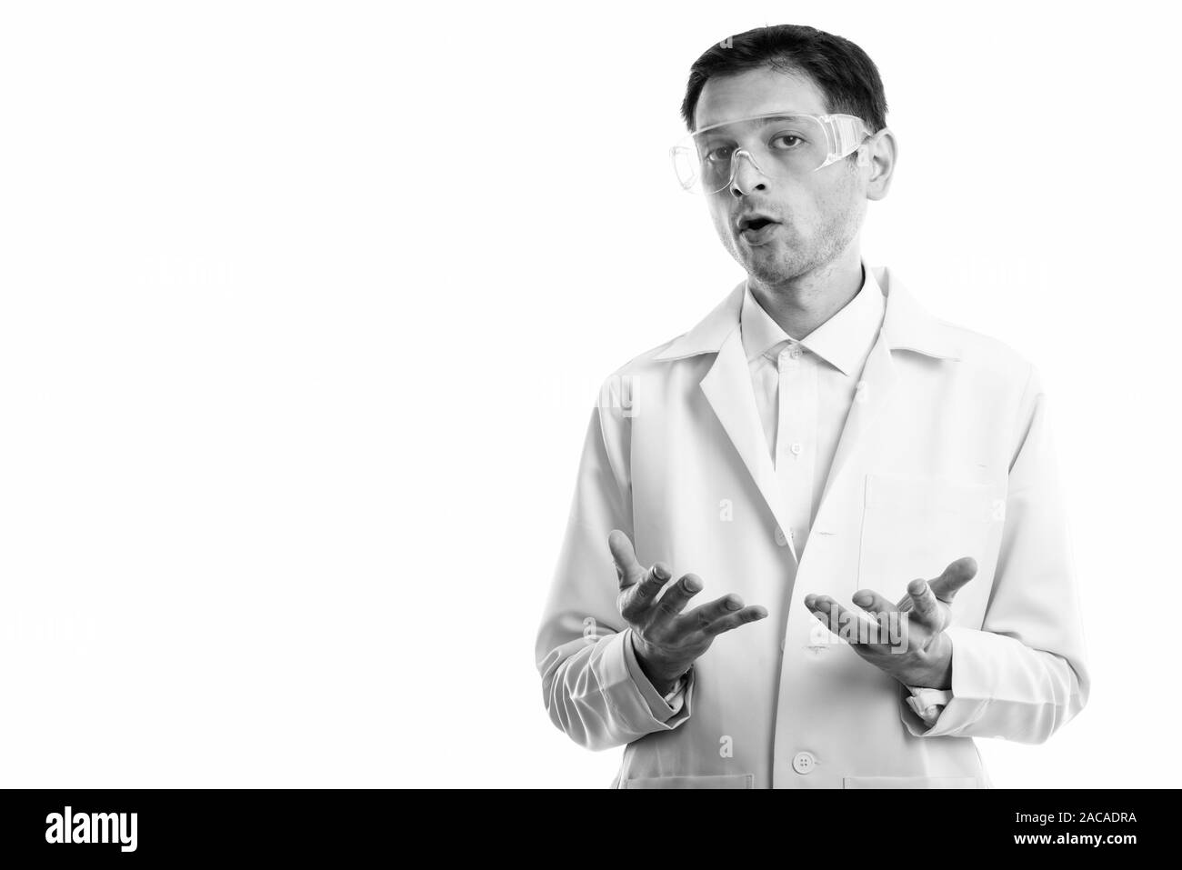 Portrait de jeune homme doctor giving speech tout en portant des lunettes Banque D'Images