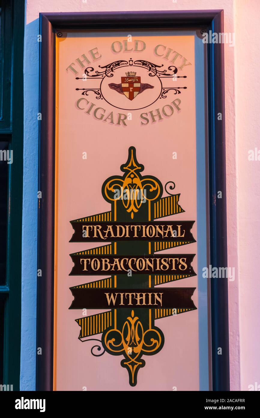 L'Angleterre, Kent, Medway, Rochester, Rochester High Street, traditionnelle de tabac Shop Sign Banque D'Images