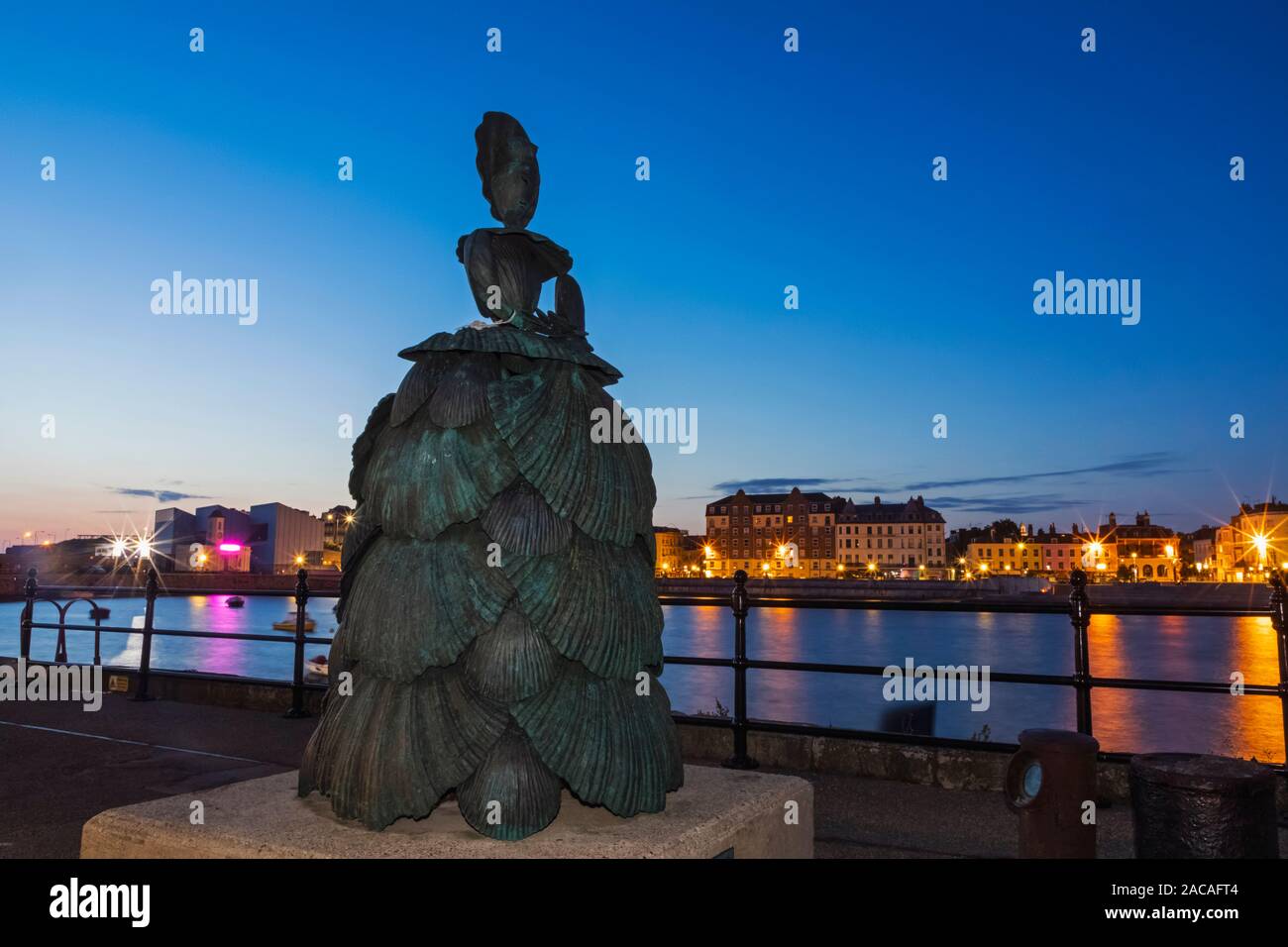 L'Angleterre, Kent, Margate, Mme Booth Le Shell Dame Sculpture par Anne Carrington et Margate Skyline at Night Banque D'Images