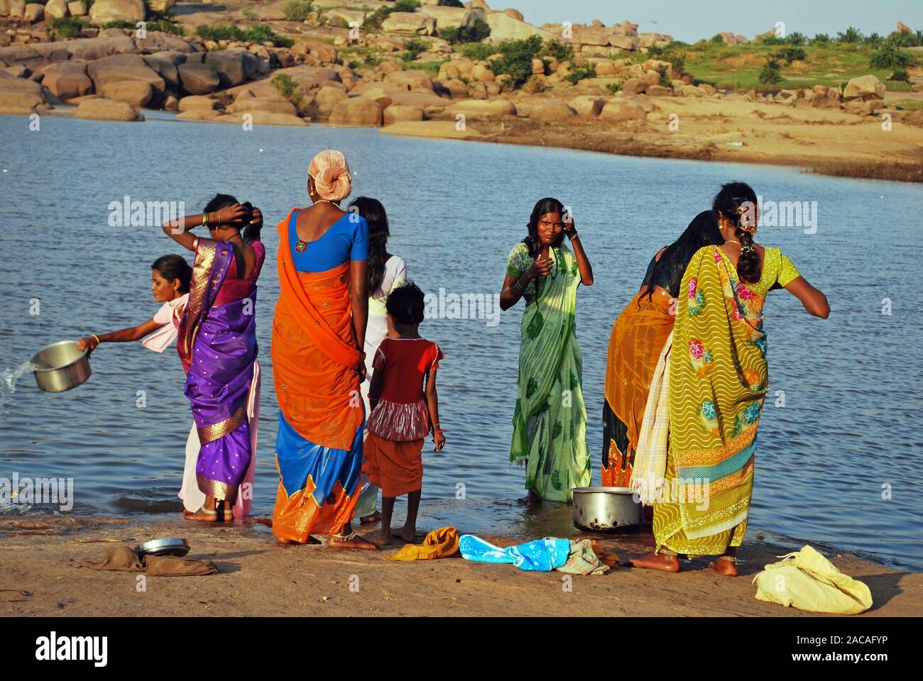 Les femmes indiennes laver le Tungabhadra River Hampi, Inde, Asie du sud Banque D'Images