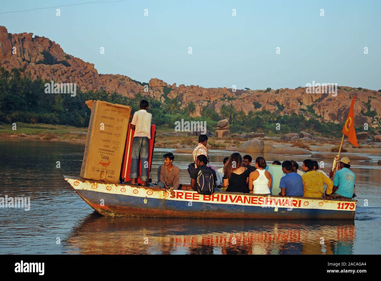 Ferry transporte les gens et d'un réfrigérateur sur le Tungabhadra, Hampi, Karnataka, Inde du Sud, l'Asie Banque D'Images