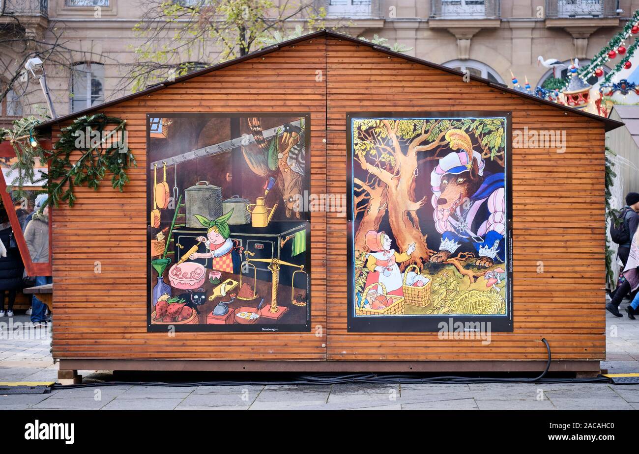Marché de Noël Strasbourg cabine avec deux impressions montrant l'art de l'illustration Tomi Ungerer artiste local. Banque D'Images