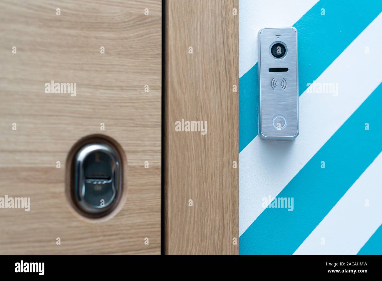 Caméra vidéo interphone près de la porte d'entrée à l'appartement Photo  Stock - Alamy