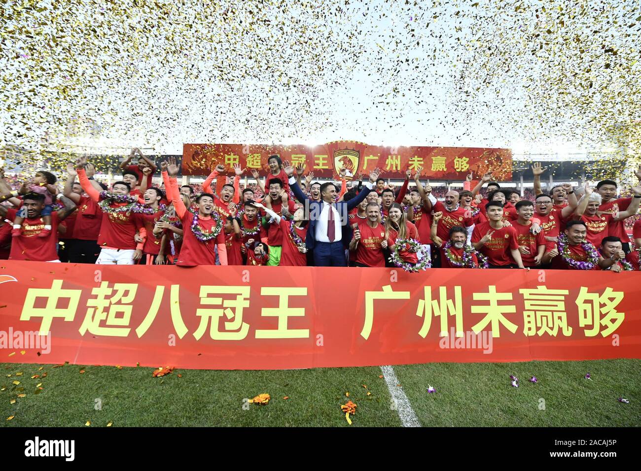 L'équipe de Guangzhou Evergrande célèbre après avoir remporté le chaimpionship de la 30e ronde de Chinese Super League (CSL) match de football dans la ville de Guangzhou, province du Guangdong en Chine du Sud, 1 décembre 2019. Guangzhou Evergrande repris la Super League chinoise titre après une campagne menée d'arrache-pied sur une longue dernière journée de la saison, le dimanche. Evergrande scellé leur huitième titre en neuf saisons avec la permission d'une victoire de 3-0 contre Shanghai Shenhua en difficulté dans la ville de Guangzhou, province du Guangdong en Chine du Sud, 1 décembre 2019. Banque D'Images