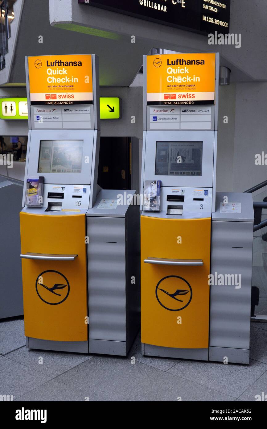 Vérification rapide dans les machines de Lufthansa à l'aéroport Tegel de Berlin, Allemagne Banque D'Images