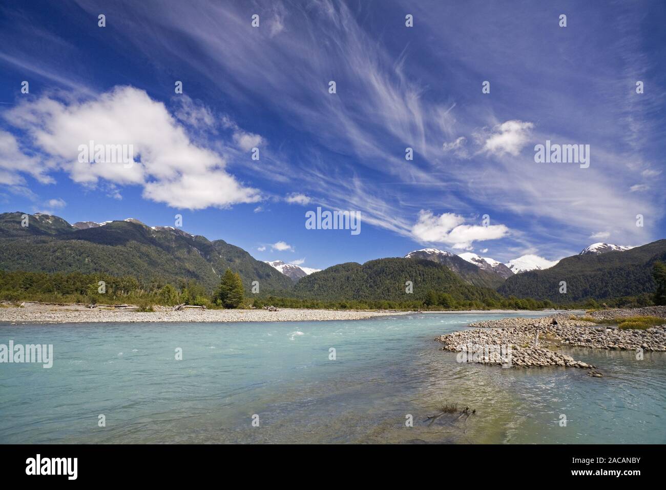 - Und Fluss Entlang der Berglandschaft Carretera Austral, Patagonien, Chili, fleuve et montagnes, Carretra Austral, Patagonie, Ch Banque D'Images