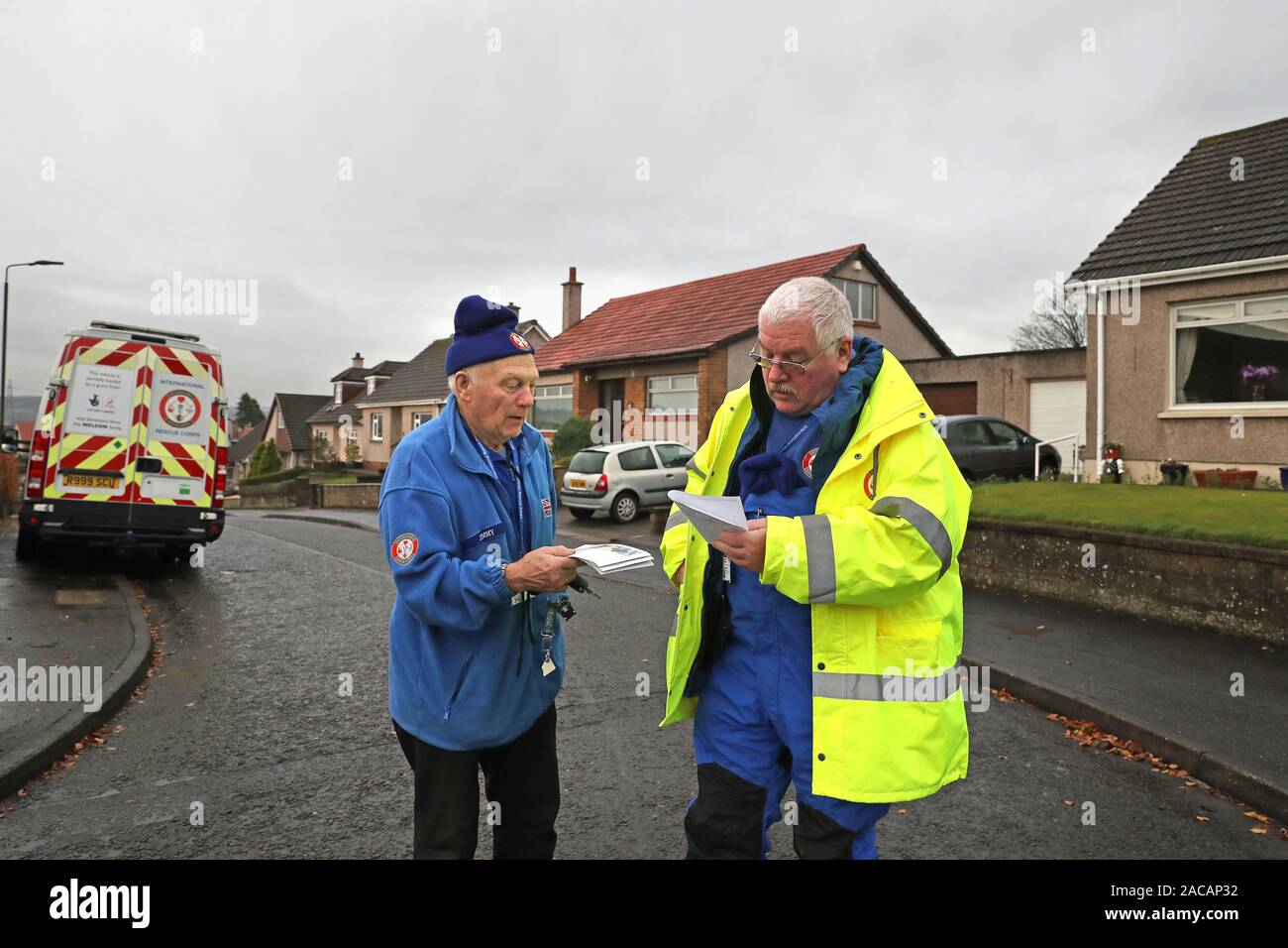 Les membres du Corps International de Secours distribuer les fournitures de foyers dans la région de Falkirk après une panne de gaz dans le centre de l'Écosse. Banque D'Images