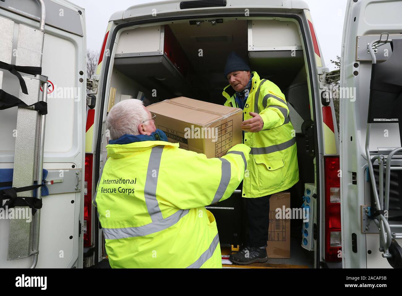 Membres à charge du Corps International de Secours des fournitures dans cars à Camelon centre communautaire, Falkirk à distribuer à des foyers de la région après une panne de gaz dans le centre de l'Écosse. Banque D'Images