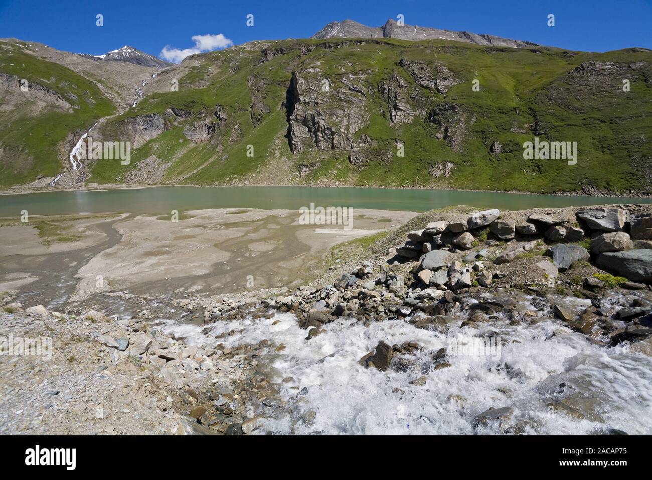 Lac de montagne avec ruisseau de montagne à la Haute Route alpine du Grossglockner Banque D'Images