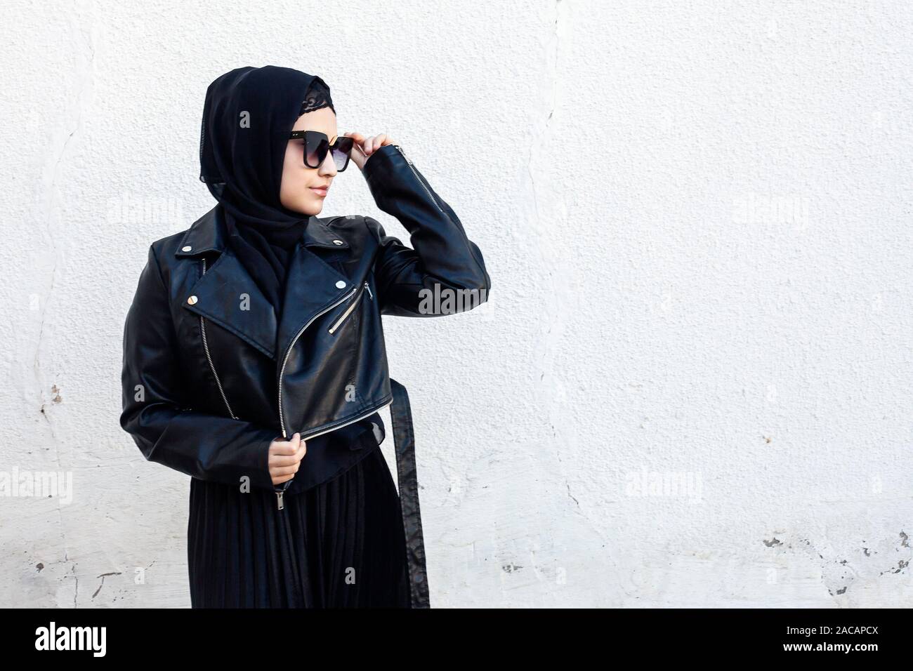 Portrait de belle-fille de l'est moyen dans les vêtements islamiques - hijab.  Jeune femme iranienne moderne dans des lunettes de soleil et une veste en  cuir. Attr Photo Stock - Alamy