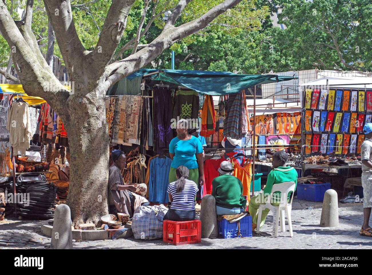 Sud Africains au stand de souvenirs, Greenmarket, Cape Town, Afrique, Afrique du Sud Banque D'Images