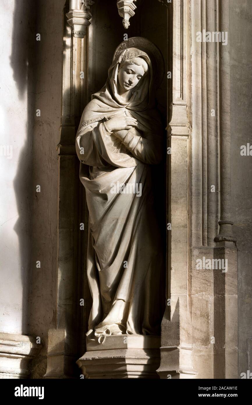 Statue de Saint Mary, dans le choeur, Eglise St Mary, Adderbury, Oxfordshire, England, UK Banque D'Images