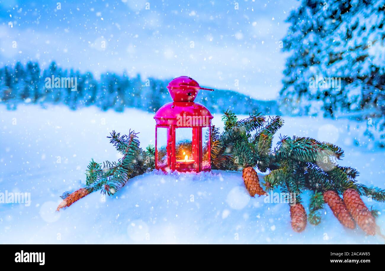 Noël lanterne avec des branches de sapin sur la neige Banque D'Images Noël lanterne avec des branches de sapin sur la neige Banque D'Images
