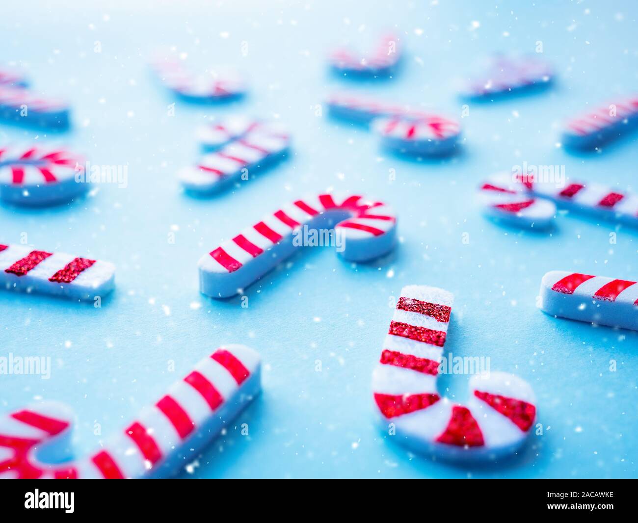 Motif de Noël avec des bonbons sur fond bleu Banque D'Images