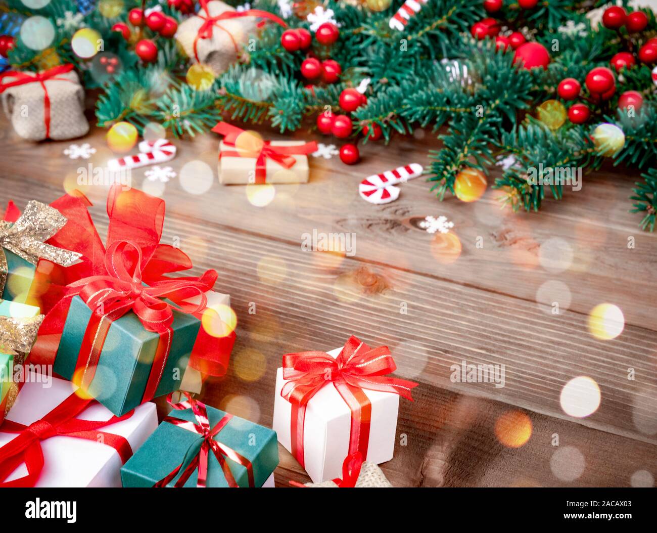 Fond de Noël avec des décorations et des coffrets cadeaux sur bois Banque D'Images Fond de Noël avec des décorations et des coffrets cadeaux sur bois Banque D'Images
