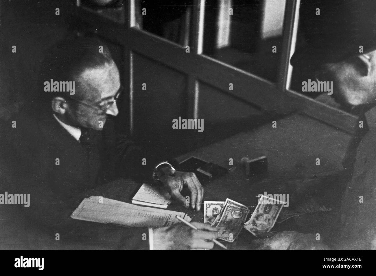 Männer dans les agences Wechselstube auf Leipziger Messe, Sachsen, Allemagne, 1948. Les hommes dans un bureau de change à Leipziger foire, Saxe, Allemagne, 1948. Banque D'Images